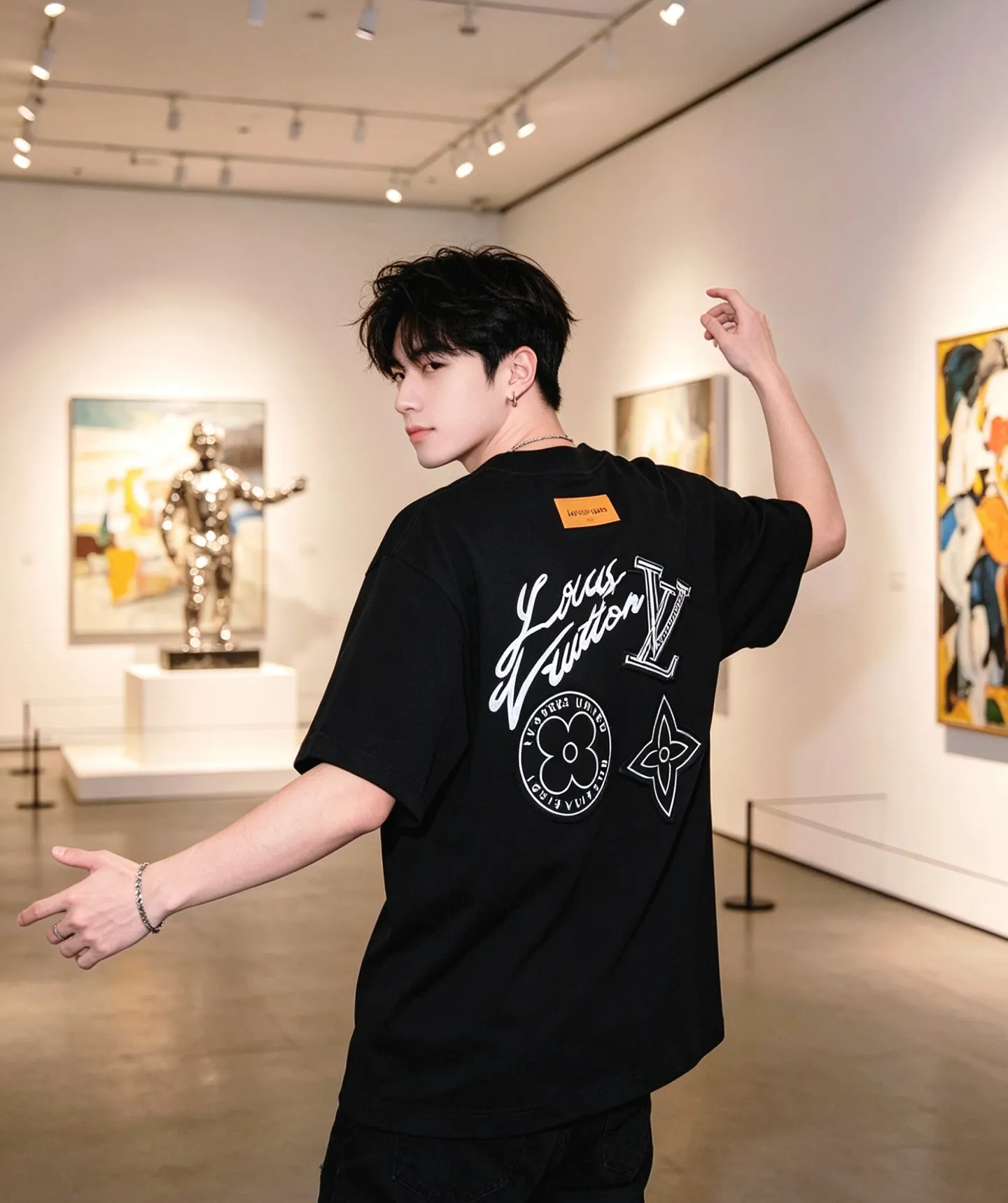 Louis Vuitton/Louis Vuitton three-flower large patch embroidered round neck short sleeves on the back